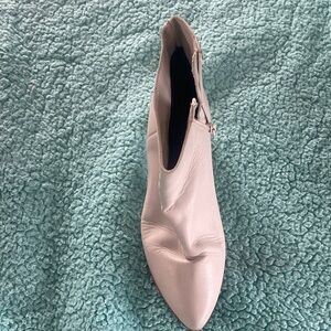 Womens Pointed Ankle Bootie in Pale Pink with Side Zíper